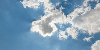 Wolkenhimmel Ein blauer Himmel mit kleinen weißen Wolken.